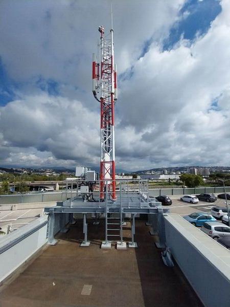 Structures m&eacute;talliques pour l'accueil de deux pyl&ocirc;nes t&eacute;l&eacute;com